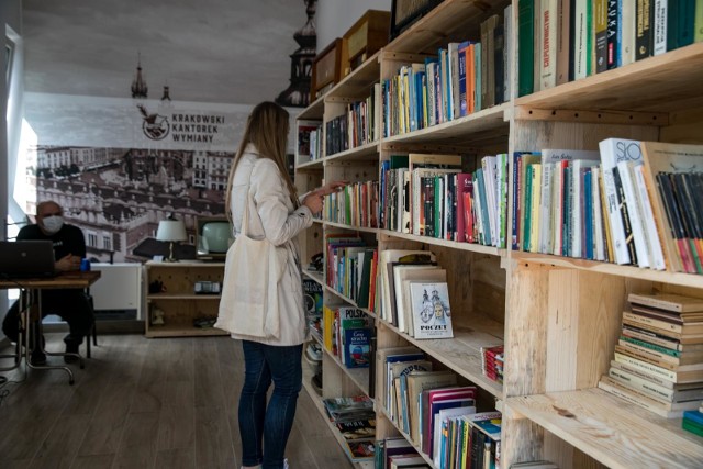 Zwolennicy bookcrossingu uważają, że książki powinny żyć, czyli być ciągle czytane