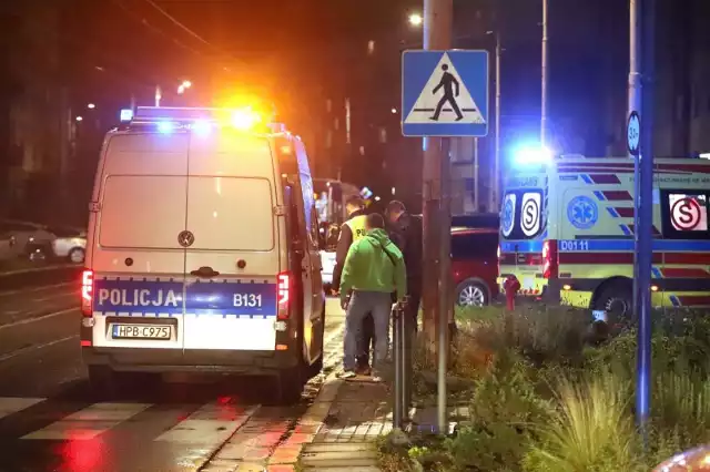 83-letni taksówkarz kierujący mercedesem potrącił śmiertelnie osobę przechodzącą po oznakowanym przejściu dla pieszych.