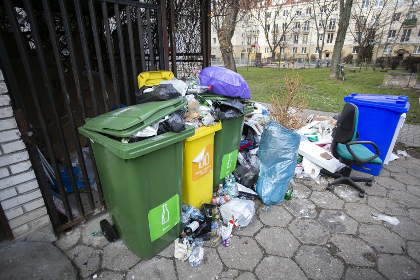 Śmieci w Warszawie wysypują się z kontenerów. Nowe zasady,...