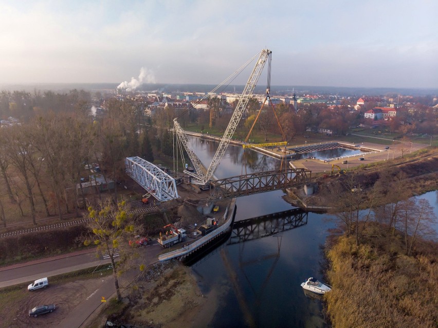 Montaż nowego mostu kolejowego w Piszu