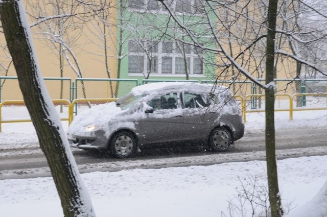 Chodzi przede wszystkim o systematyczne kontrole instalacji gazowych, kotłów grzewczych i kominów, ale także o usuwanie śniegu i lodu z przylegających do posesji chodników, to bowiem należy do obowiązków zarządców budynku, a nie MPO. Na tych, którzy zaniedbają odśnieżanie, mogą czekać poważne kary, mandaty mogą sięgnąć nawet 500 zł. Jak podaje Toruńskie Centrum Zarządzania Kryzysowego, do zwykłych opadów śniegu może dołączyć też silny wiatr. Niewykluczone więc, że czekają nas jeszcze zawieje i zamiecie śnieżne. 