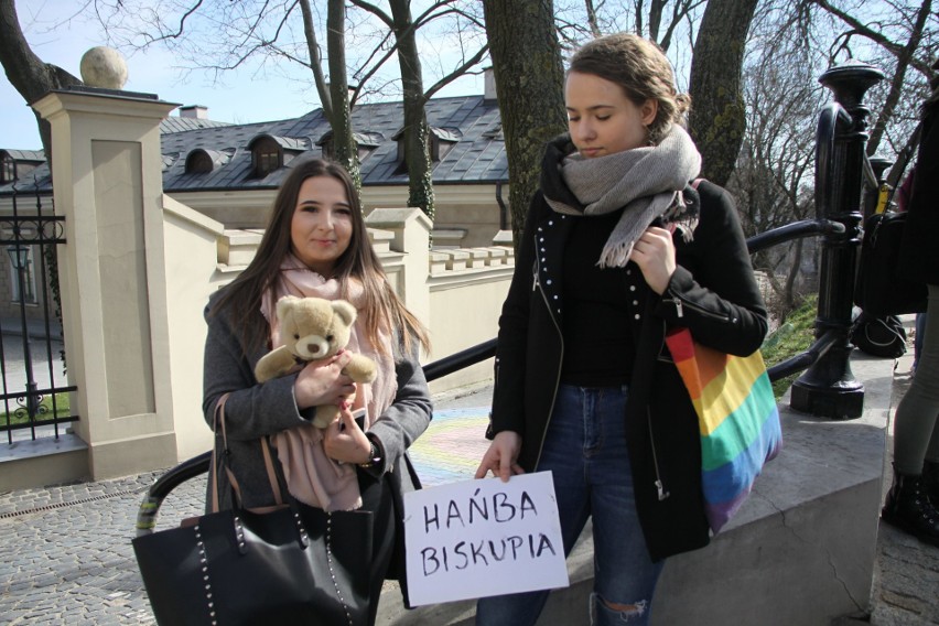 Protest przed lubelską kurią przeciwko pedofilii w Kościele. Na bramie zawisły pluszaki [ZDJĘCIA]