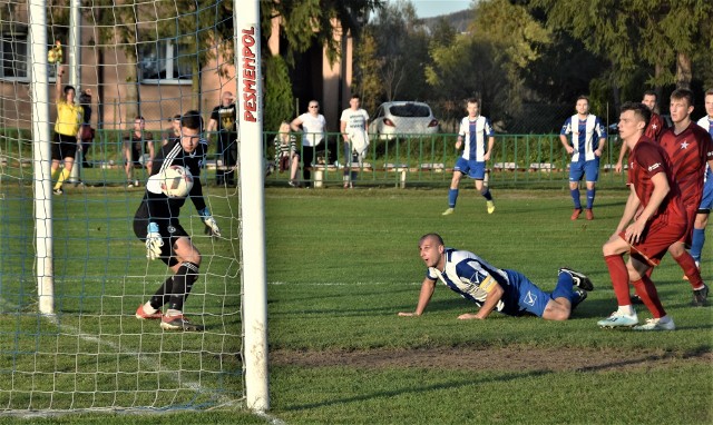 IV liga małopolska, zachód.: Orzeł Ryczów - Wisła II Kraków 0:1. Na zdjęciu kontrowersyjna sytuacja z 89 minuty; po strzale Michała Matejki i rykoszecie od ramienia Kamila Brody piłka "zawisła" w powietrzu. Czy przekroczyła linię bramkową? W tyle sędzia asystent sygnalizuje spalonego.