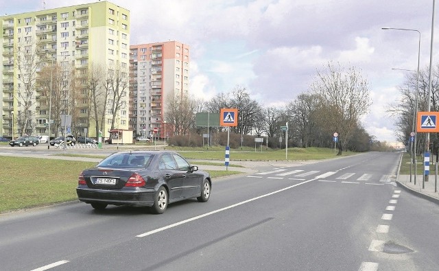 To miejsce, gdzie na początku lutego zginął pieszy. Samo ograniczenie prędkości przed  „zebrą” nie wystarczy. Najpierw zostanie zwężona jezdnia, a docelowo powstanie sygnalizacja