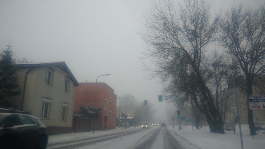 Atak zimy w Radomiu i regionie radomskim. Potężne opady śniegu, ślisko na drogach (zdjęcia)