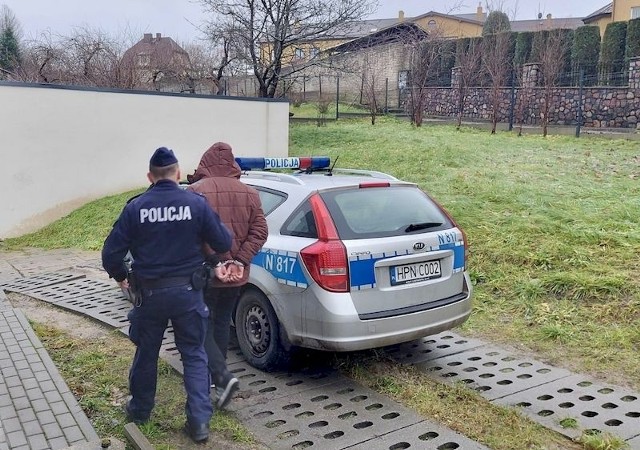 Mieszkaniec gminy Damnica zatrzymany przez policję. Kierował z sądowym zakazem, nie zatrzymał się do kontroli.