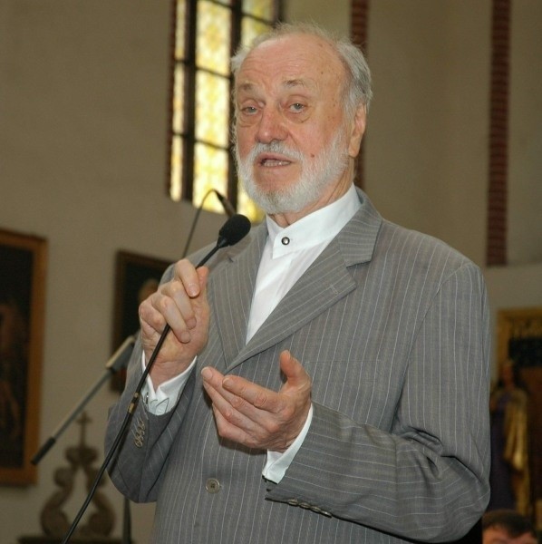 Kurt Masur podczas urodzinowego koncertu w brzeskim kościele św. Mikołaja 18 lipca 2006 roku. Obok tabliczka na ratuszu - jedyny widoczny element istnienia instytutu słynnego kompozytora.