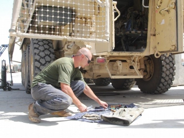 Naprawianiem pojazdów i sprzętu zajmują się żołnierze z plutonów remontowych zgrupować Alfa i Bravo.