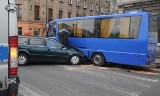 Wypadek na ulicy Tuwima. Passat wbił się w bok autobusu. Ranna kobieta i 3-letnie dziecko [aktualizacja, zdjęcia]