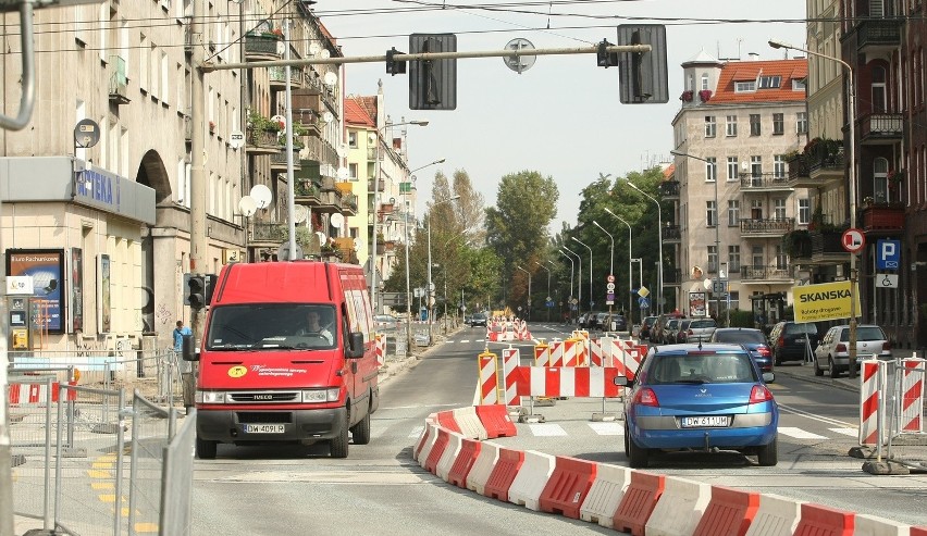 Wrocław: Koniec remontu na Wyszyńskiego. Jezdnia równa jak stół (ZDJĘCIA)