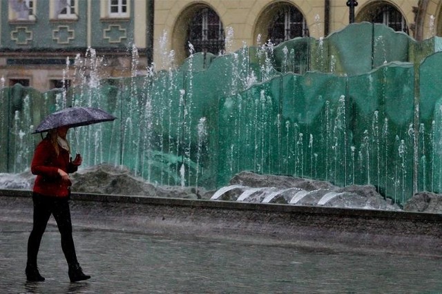 Pogoda nie rozpieszcza wrocławian tej wiosny. Niestety, tym tropem podąża też zbliżająca się majówka. Będzie deszczowo i pochmurnie, a w niedzielę przewidywane są nawet burze!Zobacz za pomocą strzałek albo gestów na smartfonie, jaka pogoda czeka Wrocław w długi majówkowy weekend.Informacji o pogodzie na majówkę udzieliła nam Edyta Socha, dyżurny synoptyk Centralnego Biura Prognoz Meteorologicznych.