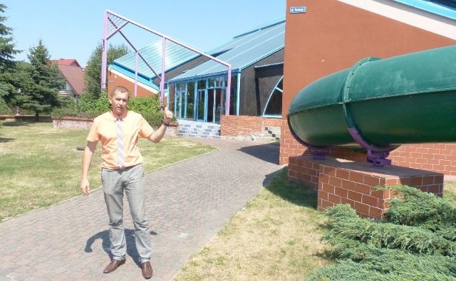 Dyrektor Jacek Kania pokazuje miejsce przy basenie &#8222;Perła&#8221;, które ma być zabudowane. 