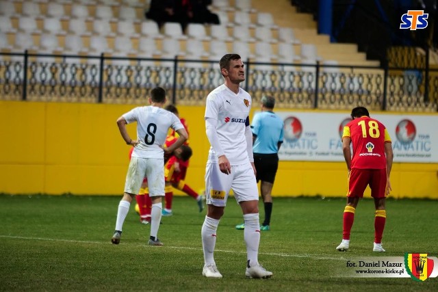 W ostatnim meczu kontrolnym podczas zgrupowania w Turcji Korona Kielce zremisowała z rosyjskim Arsenalem Tuła 1:1.  - To był nasz najlepszy mecz na tym obozie. Możemy być bardzo zadowoleni z tych sparingów w Turcji. Teraz w Kielcach będziemy się przygotowywać do rundy rewanżowej. W Turcji dużo się napracowaliśmy i wierzę, że na koniec będziemy mieli z tego korzyści - mówił Adnan Kovacević, kapitan Korony Kielce.Kovacević jest w kręgu zainteresowań jeszcze jednego tureckiego klubu Trabzonsporu Kulubu - informuje portal Co w Koronie. "Kova" ma być jednym z trzech stoperów, którego władze klubu rozpatrują pod kątem transferu, a okienko zamyka się 31 stycznia. Priorytetem dla trenera Huseyina Cimsira jest ściągnięcie z Lille Adama Soumaoro, a gdyby nie doszło ono do skutku, to prawdopodobnie dojdzie do rozmów w sprawie środkowego obrońcy Korony. (dor)