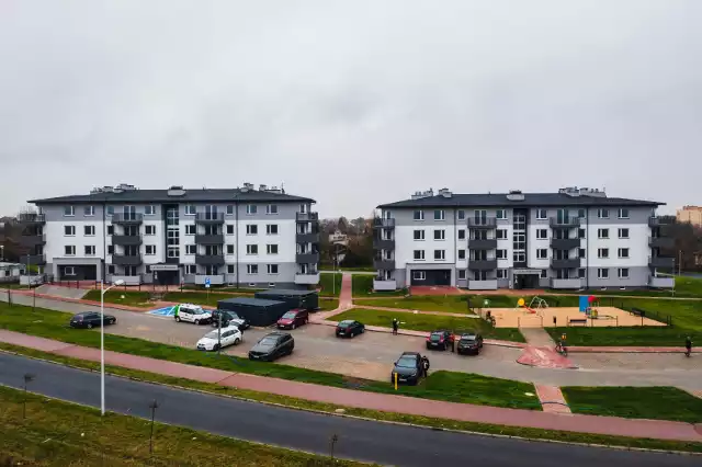 Pierwsi lokatorzy odebrali klucze do mieszkań w nowych blokach w Lublińcu. Zobacz kolejne zdjęcia. Przesuwaj zdjęcia w prawo - naciśnij strzałkę lub przycisk NASTĘPNE