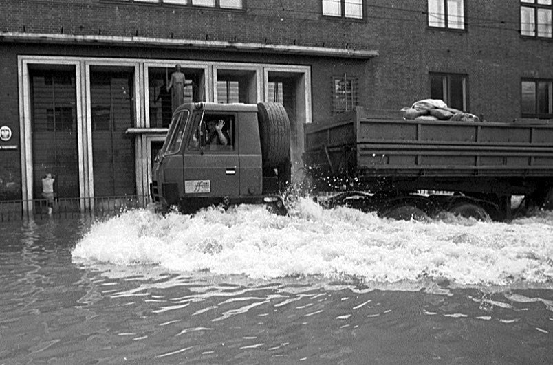 Wrocław 12-07-1997. Zalana ulica Sądowa