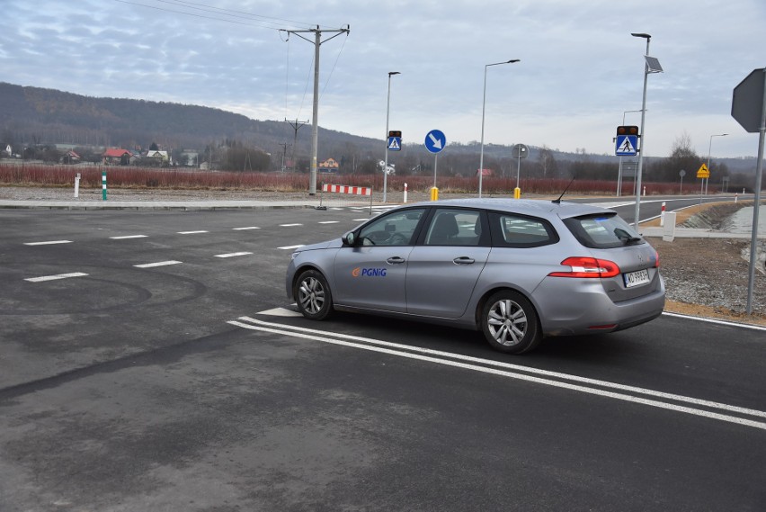 Babice. Kierowcy gubią tłumiki na skrzyżowaniu z nową obwodnicą. ZDW zrzuca winę na ludzi 