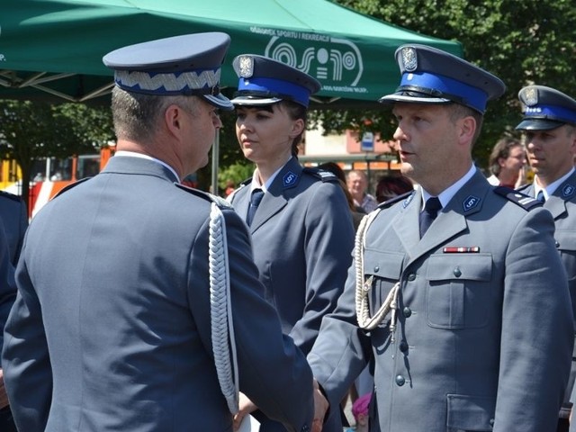 Komendant powiatowy w Międzyrzeczu podinsp. Radosław Mazur (z prawej) odebrał awans z rąk komendanta głównego nadinsp. Marka Działoszyńskiego, który swoją karierę zawodową zaczynał właśnie w międzyrzeckiej komendzie.