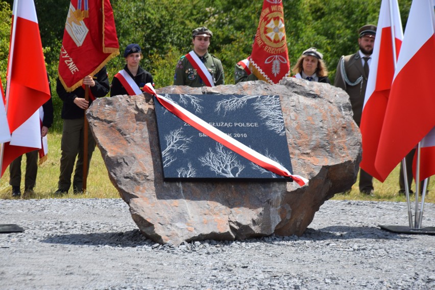 Pomnik stanowią dwa proste i surowe kamienne głazy.