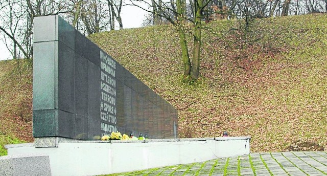 Pomnik ofiar hitlerowskiego terroru ustawiono na "Glinniku" w 1967 r. Nowy cmentarz powstanie do 2018 r.