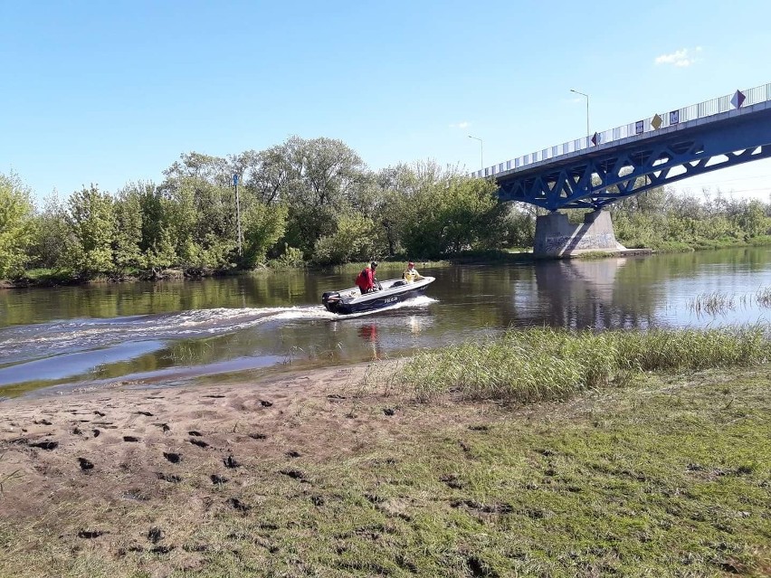 - W działaniach poszukiwawczych na rzece Narew uczestniczy:...