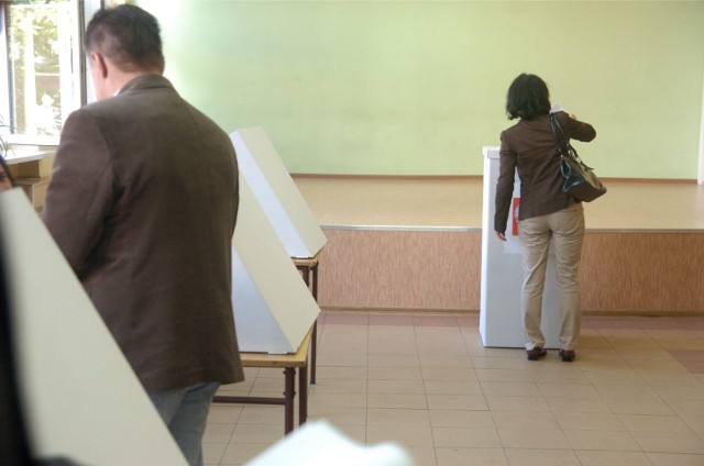 Minimalne składy w stałych obwodach głosowania to pięć osób, a w zamkniętych sześć.