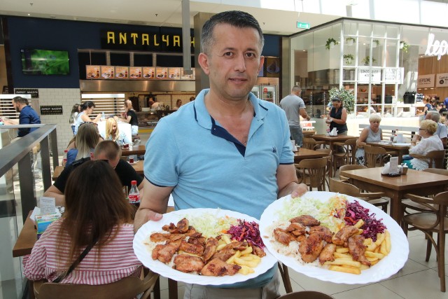 Właściciel lokalu Antalya Kebap zachęca do spróbowania nowości - soczystego, grillowanego kurczaka