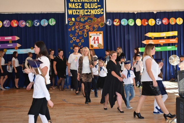 Od poloneza rozpoczęła się uroczystość pasowania pierwszak&oacute;w w Publicznej Szkole Podstawowej w Rusinowie.