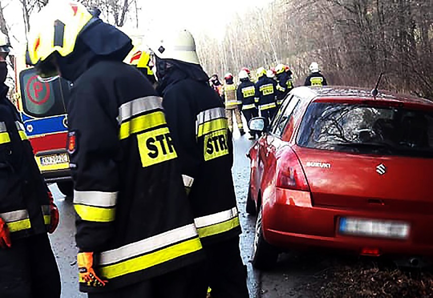 Korzenna. Auto wypadło z drogi. Kobieta w ciąży i dziecko trafili do szpitala