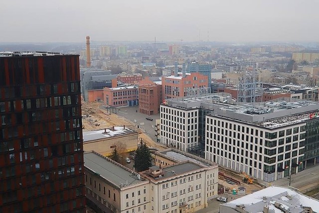 Już 583 tys. mkw. zajmują biura w Łodzi. Tylko w trzecim kwartale tego roku w stolicy naszego regionu przybyło 3,6 tys. mkw. biur. Część z nich jednak nie może znaleźć najemców i stoi pusta.Sytuacji na łódzkim rynku biurowym przyjrzeli się specjaliści z firmy doradczej Cushman & Wakefield. Okazuje się, że pod koniec trzeciego kwartału tego roku biura w największych polskich miastach: Warszawie, Krakowie, Wrocławiu, Trójmieście, Katowicach, Poznaniu, Łodzi, Lublinie i Szczecinie zajmowały 12,1 mln mkw.Czytaj dalej