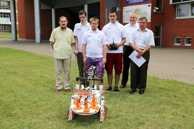Młodzi konstruktorzy zaprezentowali  możliwości robota Recon