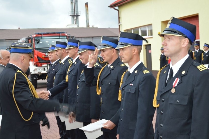 Dostali samochód za milion 200 tysięcy. Awanse i medale dla skarżyskich strażaków w dniu ich święta. Zobacz zdjęcia i filmy