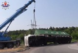 Kierowca ciężarówki nie wyrobił się na rondzie między Puławami a Wronowem