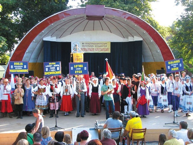 Wszystkie zespoły uczestniczące w piątkowym koncercie w Bielsku Podlaskim zaprezentowały się na scenie miejscowego amfiteatru przy dźwiękach poloneza