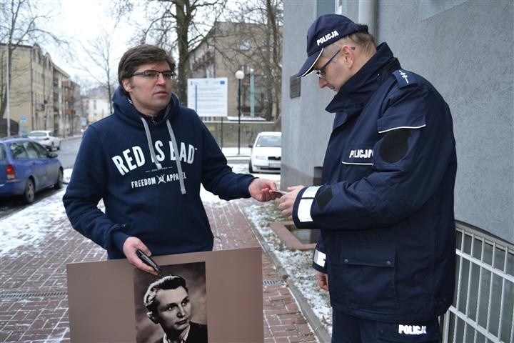 Częstochowa: Poseł Jaskóła przepychał się z policją, która broniła tablicy z sierpem i młotem