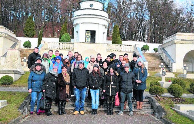 Uczniowie technikum w Nowym Mieście nad Pilicą zwiedzali między innymi zabytkowy Cmentarz Orląt Lwowskich.