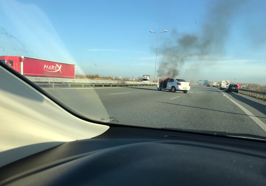 Pożar samochodu na autostradzie A1 powoduje ogromne korki na...