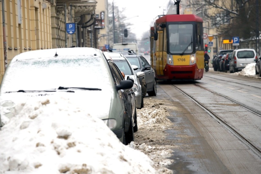 Ul. Gdańska - zimą precyzyjne parkowanie jest trudniejsze,...