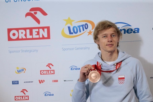 Dawid Kubacki z dumą prezentował medal wywalczony na igrzyskach olimpijskich w Pekinie. Był jedynym Polakiem, który podczas tej imprezy stanął na podium.