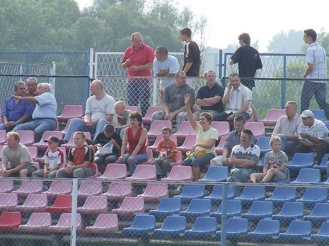 Na brodnicki stadion przychodzą dzieci i dorośli. - Nie myślimy o rozróbach a o dopingu - zapewniają kibice