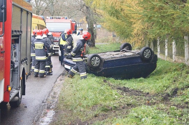 W czwartek około południa doszło do wypadku w Głobinie. Kierowca osobowego opla stracił panowanie nad samochodem i wjechał do rowu. Pasażerka podróżująca autem odwieziona została do szpitala w Słupsku.