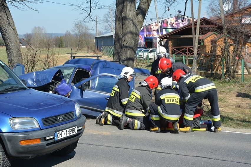 Czołowe zderzenie w Czarny Dunajcu. Jedna osoba ranna. Droga jest zablokowana [ZDJĘCIA]