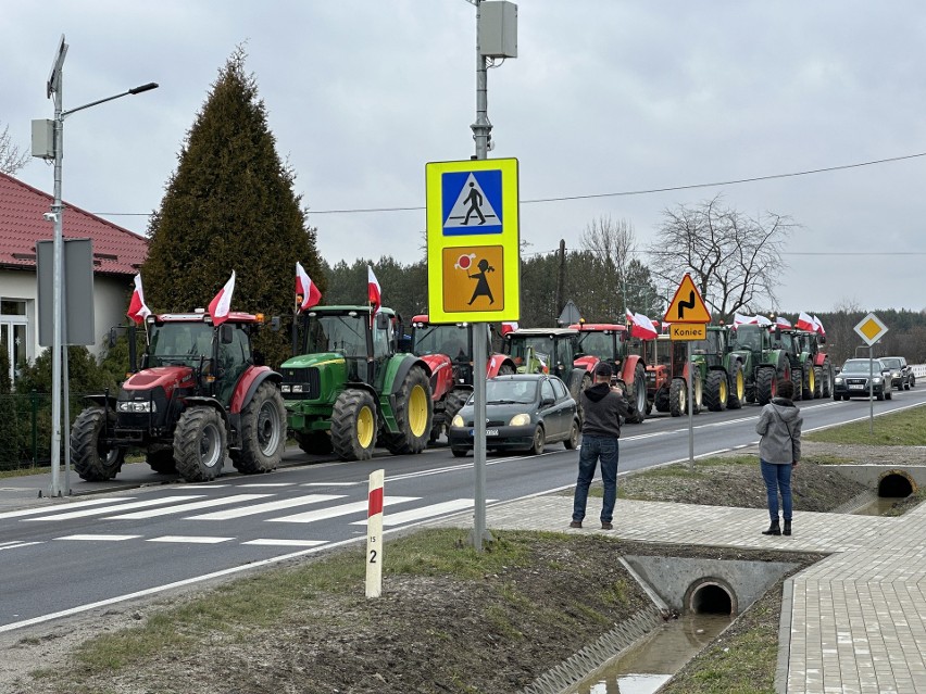 Wielki protest rolników. W Durdach producenci rolni z Podkarpacia i Sandomierszczyzny zablokowali "szeroki tor" LHS. Zobacz zdjęcia i wideo