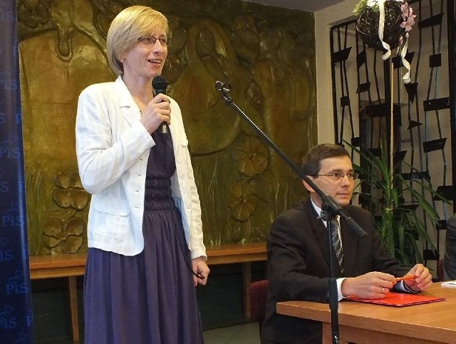 Beata Gosiewska zachęcała do pójścia na referendum. Obok Dariusz Nowak, radny starachowickiego Prawa i Sprawiedliwości.