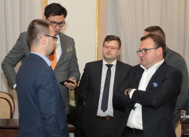 Prezydent Radosław Witkowski (lewej) oraz jego zastępcy: Jerzy Zawodnik i Konrad Frysztak podczas ostatniej sesji rady Miejskiej.