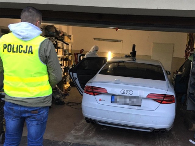 Bytowscy policjanci odzyskali samochody warte blisko milion złotych.