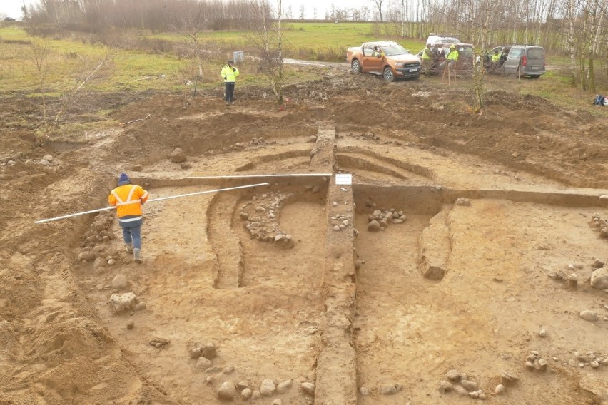 Archeologiczne odkrycie na budowie powstającej Trasy Kaszubskiej. Badacze znaleźli kurhany [zdjęcia]