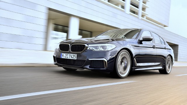 BMW M550iZa napęd samochodu odpowiada podwójnie doładowany, benzynowy silnik V8 o pojemności 4,4 l. Jednostka dostarcza 462 KM oraz 650 Nm. Przewidziano system napędu na obie osie BMW xDrive. Fot. BMW