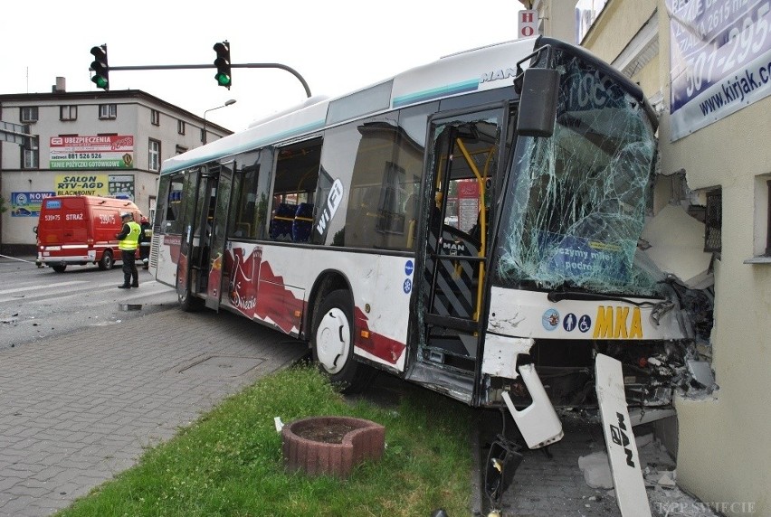 Groźny wypadek w Świeciu. Kierowca autobusu uszedł śmierci