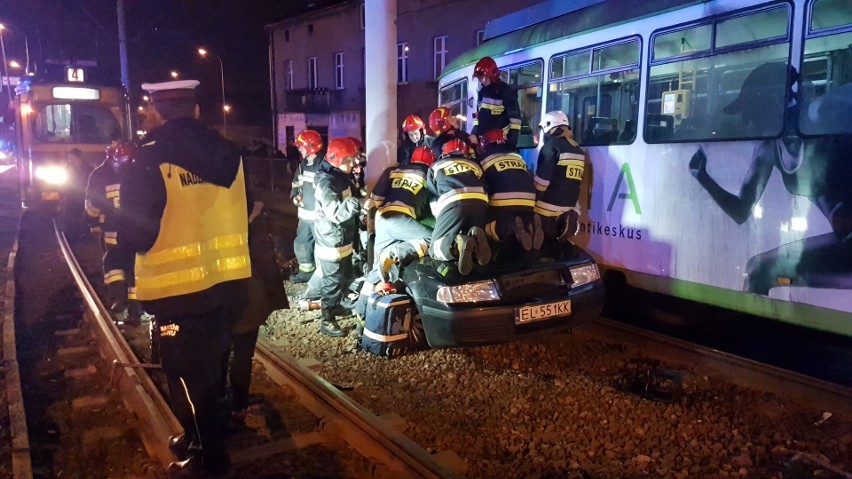 Groźny wypadek na Zgierskiej. Zderzenie tramwaju z osobówką. 9-latka zakleszczona w rozbitym pojeździe [ZDJĘCIA, FILM]