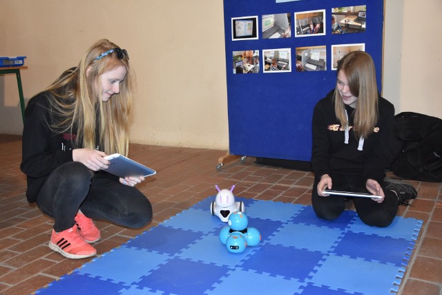 Zuzanna Kobierecka i Natalia Latała ze Szkoły Podstawowej numer 10 prezentują roboty interaktywne.